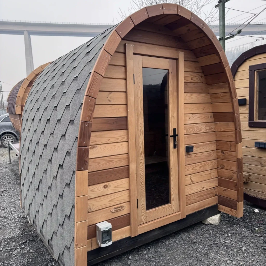 Iglu Sauna mit Holztür und Glaseinsatz