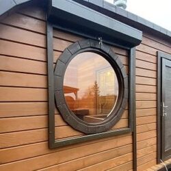 Rundes Fenster mit Rolladen