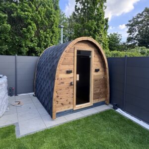 Iglu Sauna aus Thermoholz mit Glastür im Garten