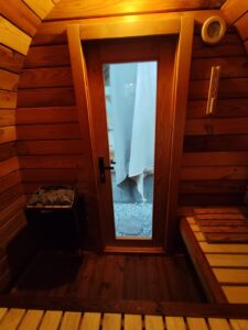 Innenraum der Iglu Sauna mit Elektroofen und Glastür