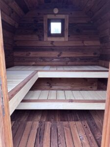 Saunabänke in L-Form und Fenster im Saunaraum