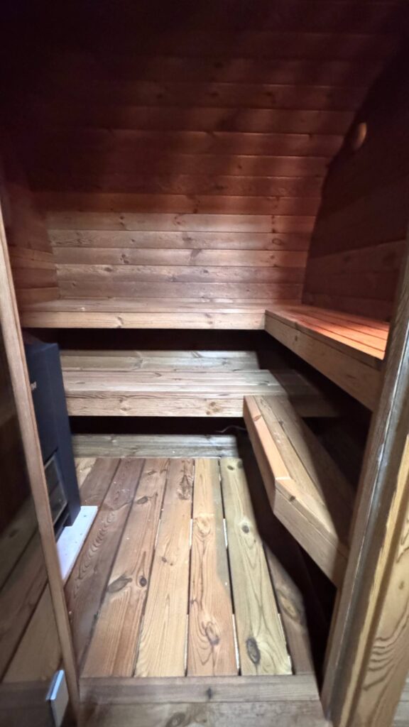 Blick in den Saunaraum der Oval Sauna mit Holzbänken