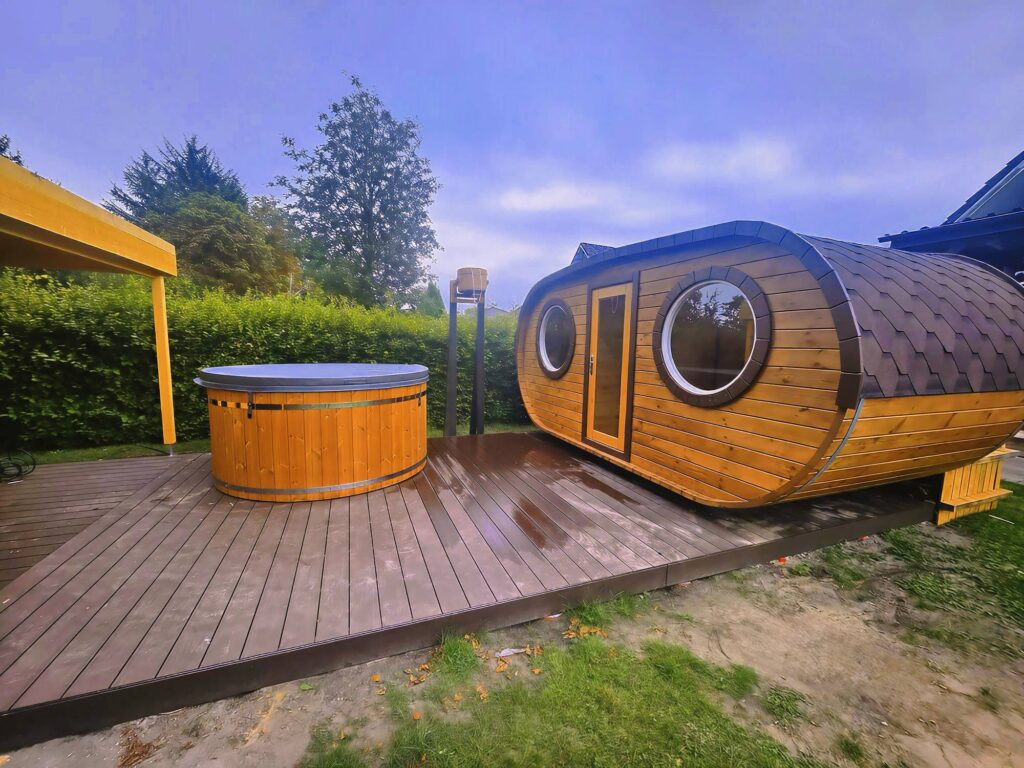 Oval Sauna mit runden Fenstern und Hot Tub auf einer Holzterrasse