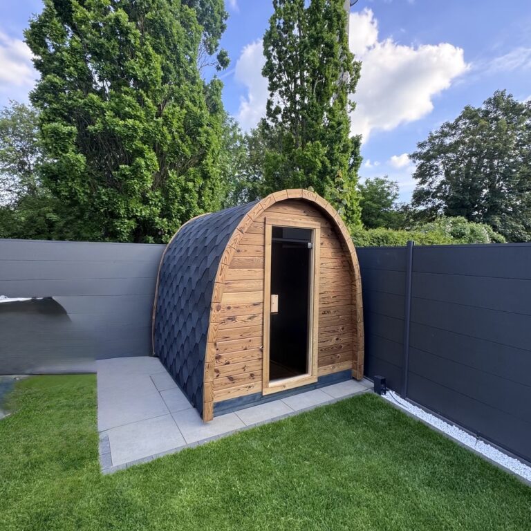Iglu Gartensauna mit Glastür und dunklem Schindeldach