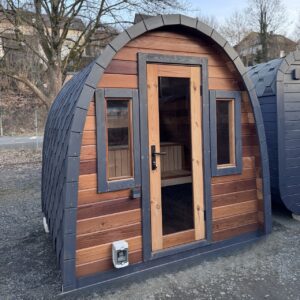 Iglu Sauna mit verglaster Eingangstür und Frontfenstern