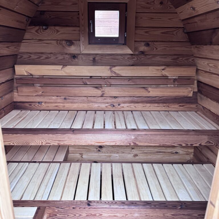 Saunabänke mit Rückenlehne unter einem Saunafenster