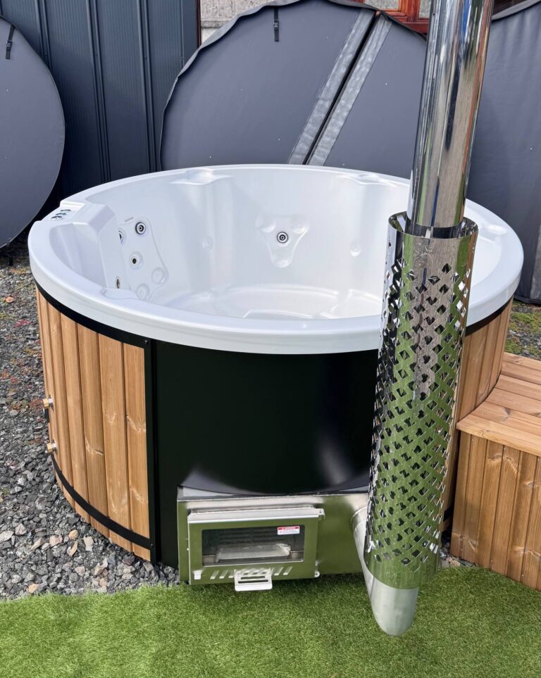 Acryl Hot Tub Horizon mit weißer Wanne und integriertem Holzofen