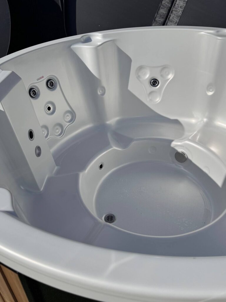 Weiße Acrylwanne des Hot Tub Horizon mit Sitzflächen und Düsen