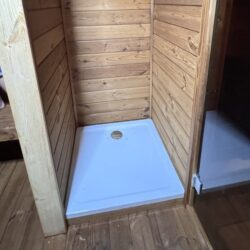 Duschraum mit Duschwanne