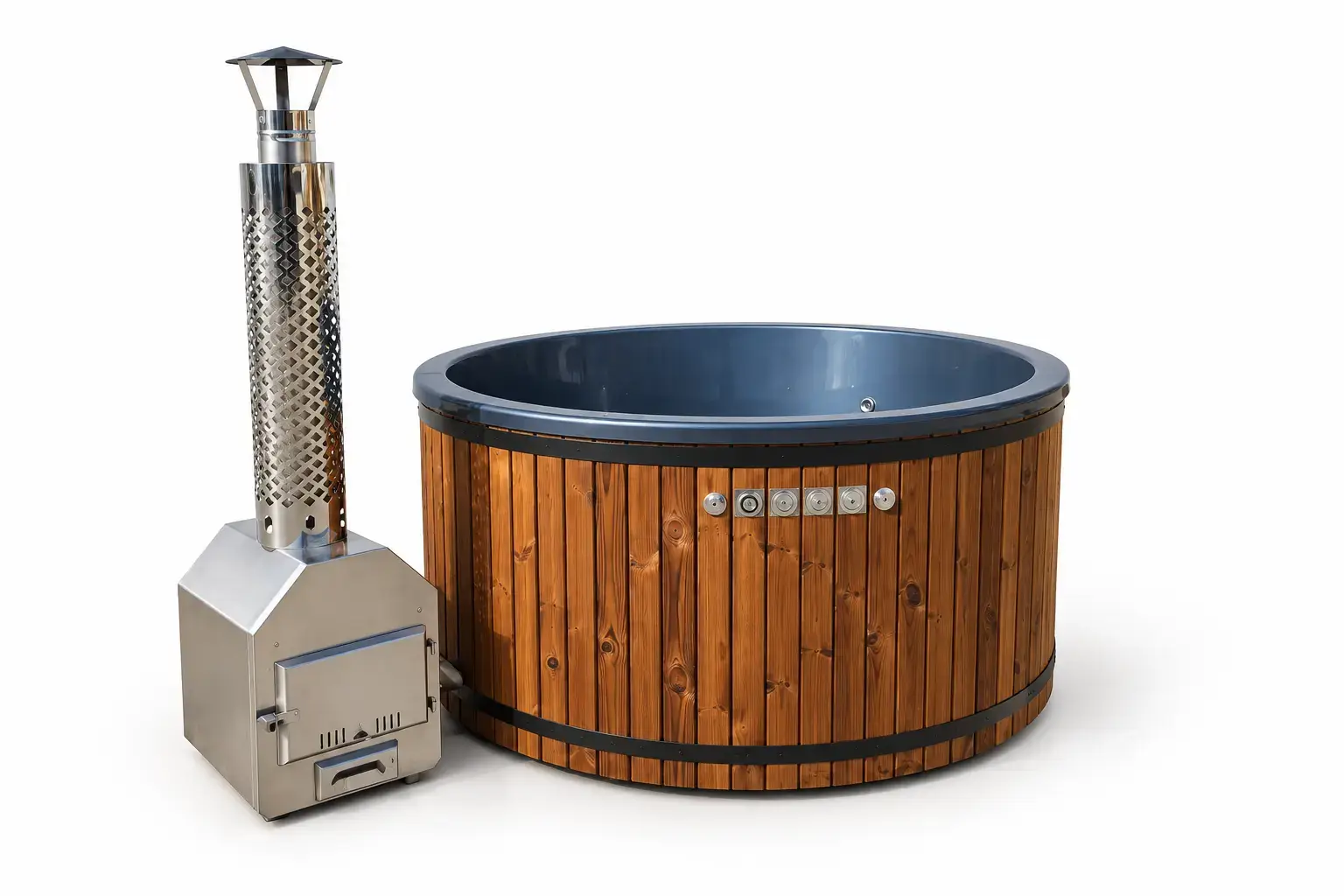 Runder GFK Hot Tub mit Holzverkleidung, außenliegendem Edelstahl-Holzofen und Schornstein auf weißem Hintergrund