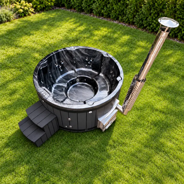 Premium Acryl Hot Tub Horizon mit schwarzer Marmorwanne, anthrazitfarbener Verkleidung und Holzofen im Garten